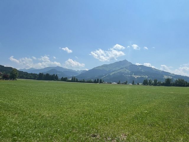 Zweifamilienhaus mit Garten, Terrassen & Carport – Generalsaniert, bezugsbereit!