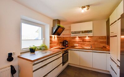 Zweifamilienhaus mit Garten, Terrassen & Carport – Generalsaniert, bezugsbereit!