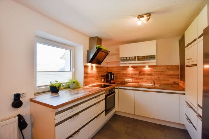 Zweifamilienhaus mit Garten, Terrassen & Carport – Generalsaniert, bezugsbereit!