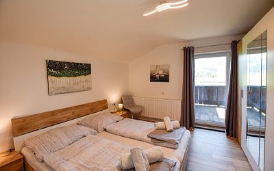 Zweifamilienhaus mit Garten, Terrassen & Carport – Generalsaniert, bezugsbereit!