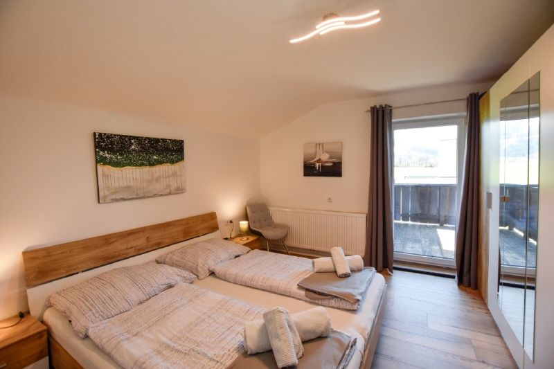 Zweifamilienhaus mit Garten, Terrassen & Carport – Generalsaniert, bezugsbereit!