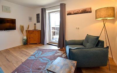 Zweifamilienhaus mit Garten, Terrassen & Carport – Generalsaniert, bezugsbereit!