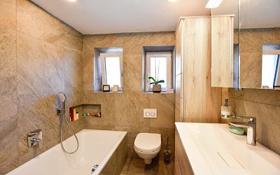 Zweifamilienhaus mit Garten, Terrassen & Carport – Generalsaniert, bezugsbereit!