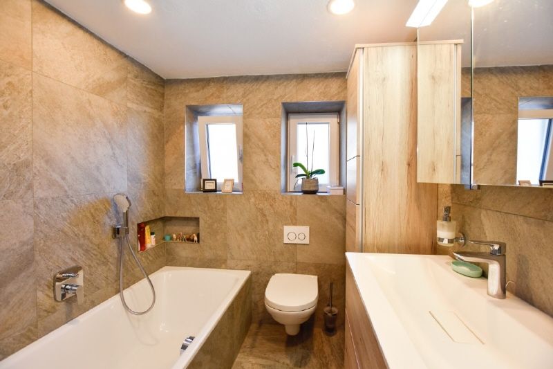 Zweifamilienhaus mit Garten, Terrassen & Carport – Generalsaniert, bezugsbereit!