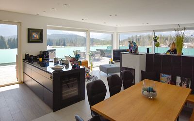 Luxuriöses Penthouse mit großer Terrasse und unverbauten Blick in die Kössener Bergwelt