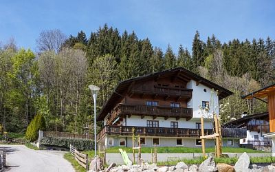 Doppelhaus mit viel Wohn- und Nutzraum und großem Potenzial in Hopfgarten zu verkaufen.