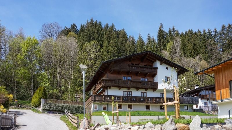 Doppelhaus mit viel Wohn- und Nutzraum und großem Potenzial in Hopfgarten zu verkaufen.