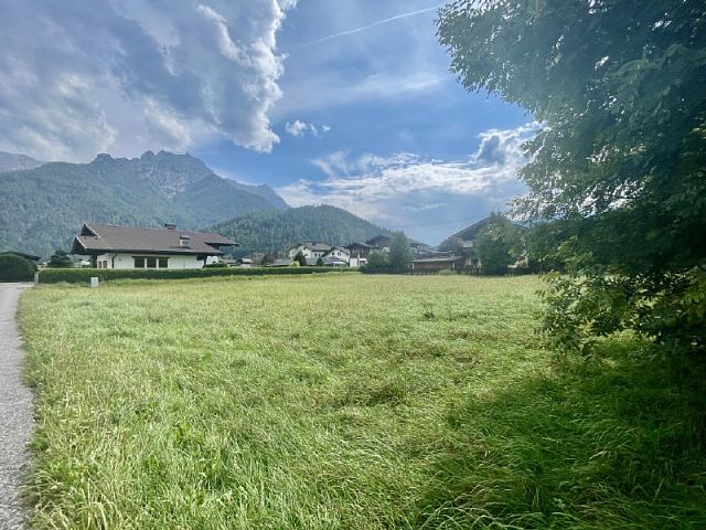 Sonniges Grundstück nahe Steinplatte für Mehrparteienhaus sowie zwei Einfamilienhäuser.