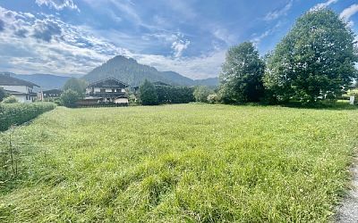 Sonniges Grundstück nahe Steinplatte für Mehrparteienhaus sowie zwei Einfamilienhäuser.