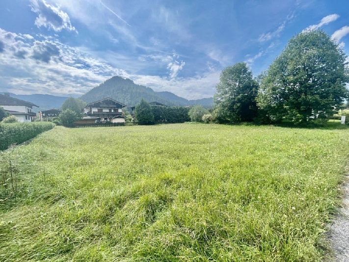 Sonniges Grundstück nahe Steinplatte für Mehrparteienhaus sowie zwei Einfamilienhäuser.