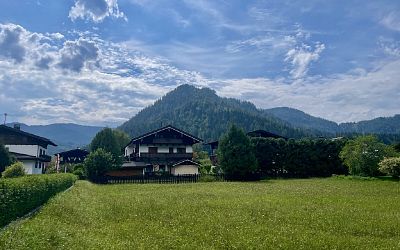 Sonniges Grundstück nahe Steinplatte für Mehrparteienhaus sowie zwei Einfamilienhäuser.