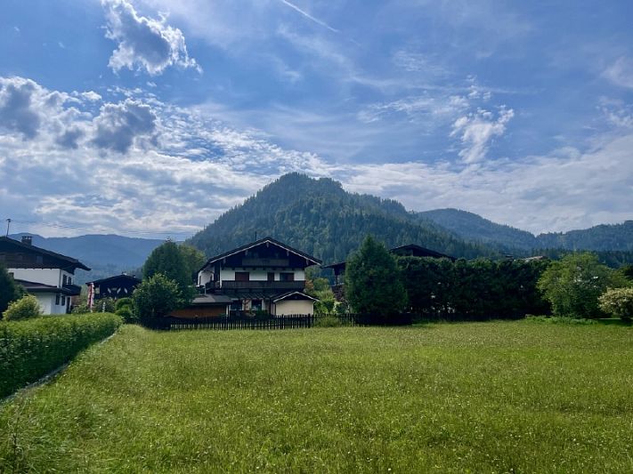 Sonniges Grundstück nahe Steinplatte für Mehrparteienhaus sowie zwei Einfamilienhäuser.