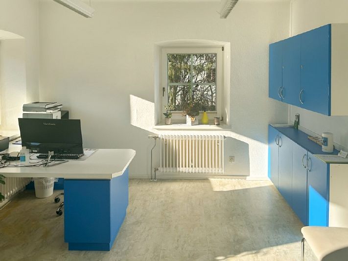 Miete: Attraktive Gewerbefläche in St. Johann in Tirol – ideal für Ordination, Therapie oder Büro