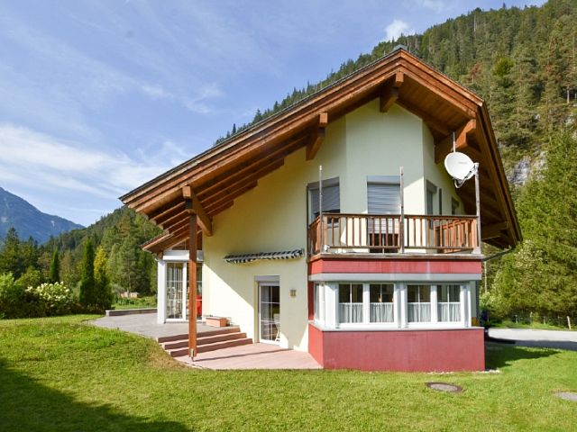 Gepflegtes Wohnhaus mit Einliegerwohnung in Naturlage