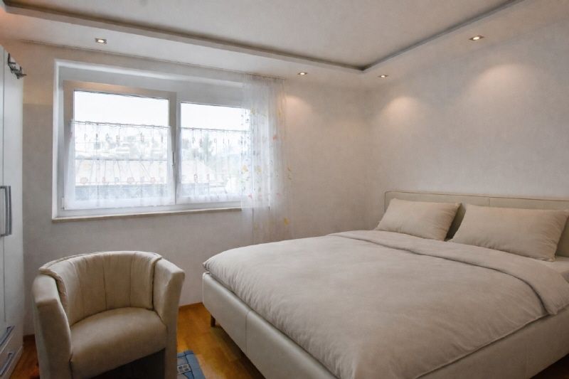 Neuwertige, großzügige, zentral gelegene Wohnung in St. Johann in Tirol