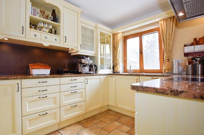 Kauf Wohnhaus mit Geschäfts-/ Büro- und Lagerflächen in Kössen