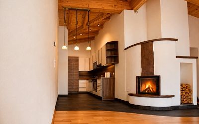 Dachgeschosswohnung mit Sichtdachstuhl, Kaminofen und großem Balkon in Fieberbrunn
