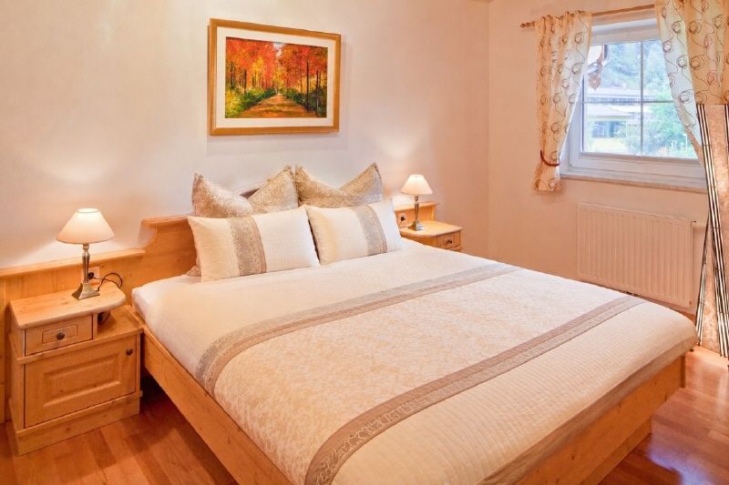 Dachgeschosswohnung mit Sichtdachstuhl, Kaminofen und großem Balkon in Fieberbrunn