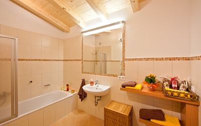 Dachgeschosswohnung mit Sichtdachstuhl, Kaminofen und großem Balkon in Fieberbrunn