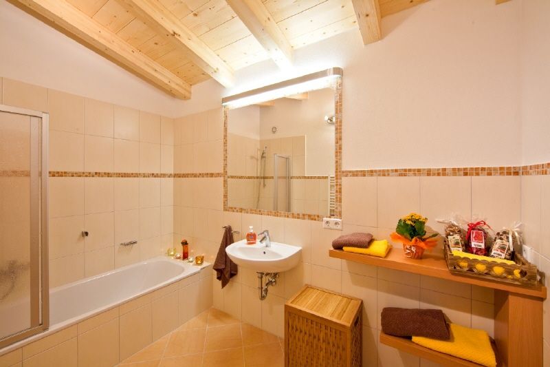 Dachgeschosswohnung mit Sichtdachstuhl, Kaminofen und großem Balkon in Fieberbrunn